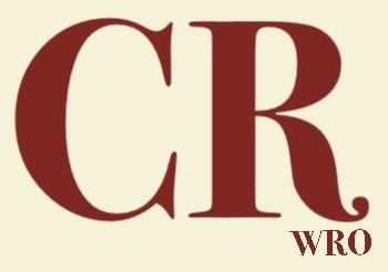 Zbliżenie na logo z dwoma dużymi, burgundowymi, szeryfowymi literami "CR". Poniżej litery "R" mniejszą czcionką znajduje się skrót "WRO" w tym samym kolorze. Tło jest kremowe